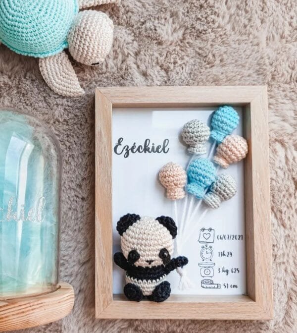 Cadre de naissance, fait main, avec un adorable panda en coton crocheté. Chaque section du cadre est personnalisée avec le prénom, la date et l'heure de naissance, le poids et la taille du bébé. Un souvenir et une décoration raffinée pour la chambre de bébé.