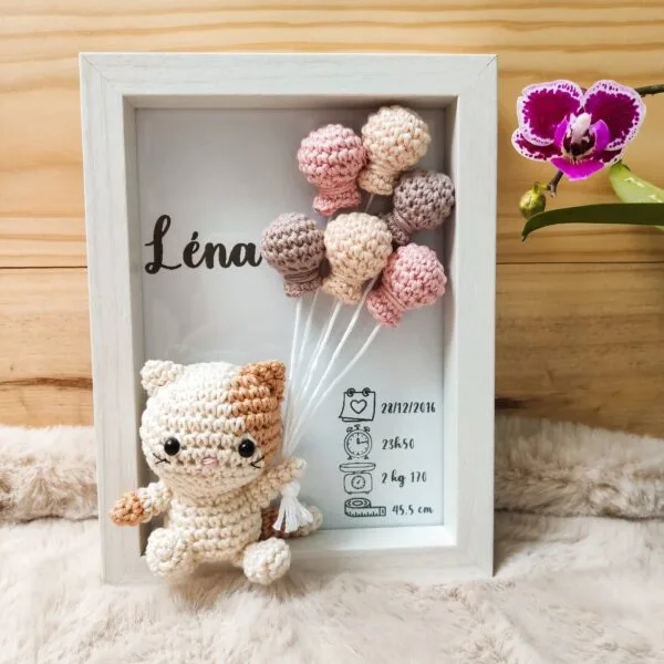 Cadre de naissance, fait main, avec un adorable chat en coton crocheté. Chaque section du cadre est personnalisée avec le prénom, la date et l'heure de naissance, le poids et la taille du bébé. Un souvenir et une décoration raffinée pour la chambre de bébé.