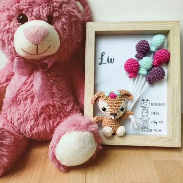 Cadre de naissance, fait main, avec une adorable biche en coton crocheté. Chaque section du cadre est personnalisée avec le prénom, la date et l'heure de naissance, le poids et la taille du bébé. Un souvenir et une décoration raffinée pour la chambre de bébé.
