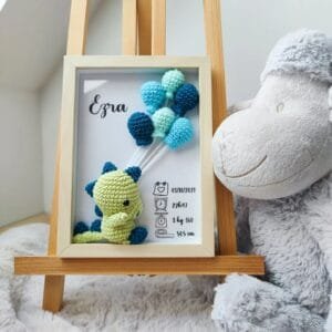 Cadre de naissance, fait main, avec un adorable dinosaure en coton crocheté. Chaque section du cadre est personnalisée avec le prénom, la date et l'heure de naissance, le poids et la taille du bébé. Un souvenir et une décoration raffinée pour la chambre de bébé.