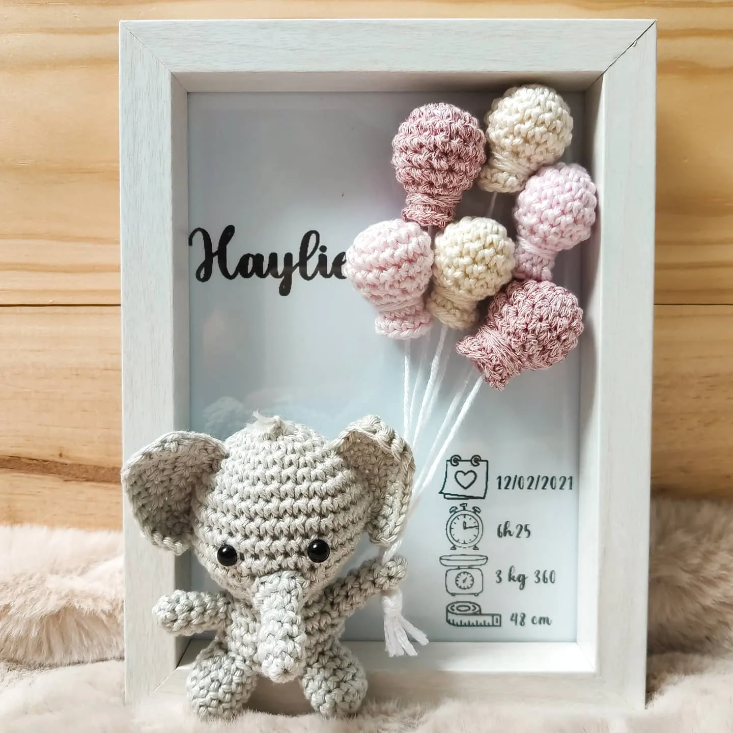 Cadre de naissance, fait main, avec un adorable éléphant en coton crocheté. Chaque section du cadre est personnalisée avec le prénom, la date et l'heure de naissance, le poids et la taille du bébé. Un souvenir et une décoration raffinée pour la chambre de bébé.