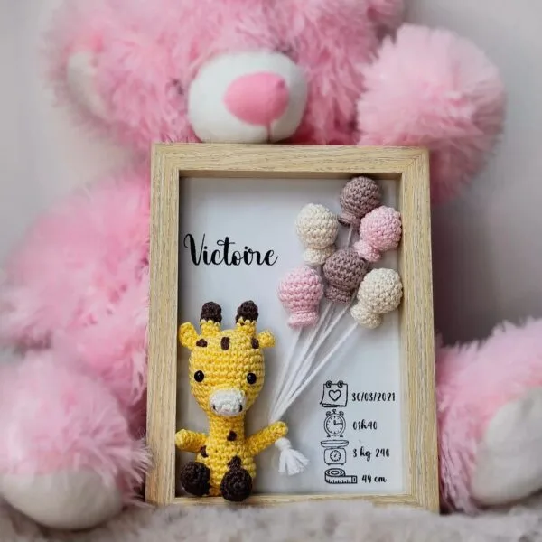 Cadre de naissance, fait main, avec une adorable girafe en coton crocheté. Chaque section du cadre est personnalisée avec le prénom, la date et l'heure de naissance, le poids et la taille du bébé. Un souvenir et une décoration raffinée pour la chambre de bébé.