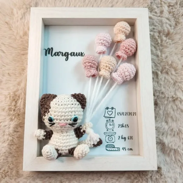 Cadre de naissance, fait main, avec un adorable chat en coton crocheté. Chaque section du cadre est personnalisée avec le prénom, la date et l'heure de naissance, le poids et la taille du bébé. Un souvenir et une décoration raffinée pour la chambre de bébé.