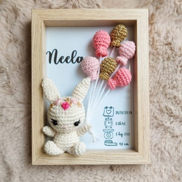 Cadre de naissance, fait main, avec un adorable lapin en coton crocheté. Chaque section du cadre est personnalisée avec le prénom, la date et l'heure de naissance, le poids et la taille du bébé. Un souvenir et une décoration raffinée pour la chambre de bébé.