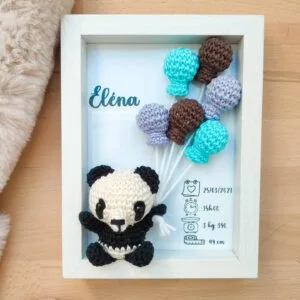 Cadre de naissance, fait main, avec un adorable panda en coton crocheté. Chaque section du cadre est personnalisée avec le prénom, la date et l'heure de naissance, le poids et la taille du bébé. Un souvenir et une décoration raffinée pour la chambre de bébé.