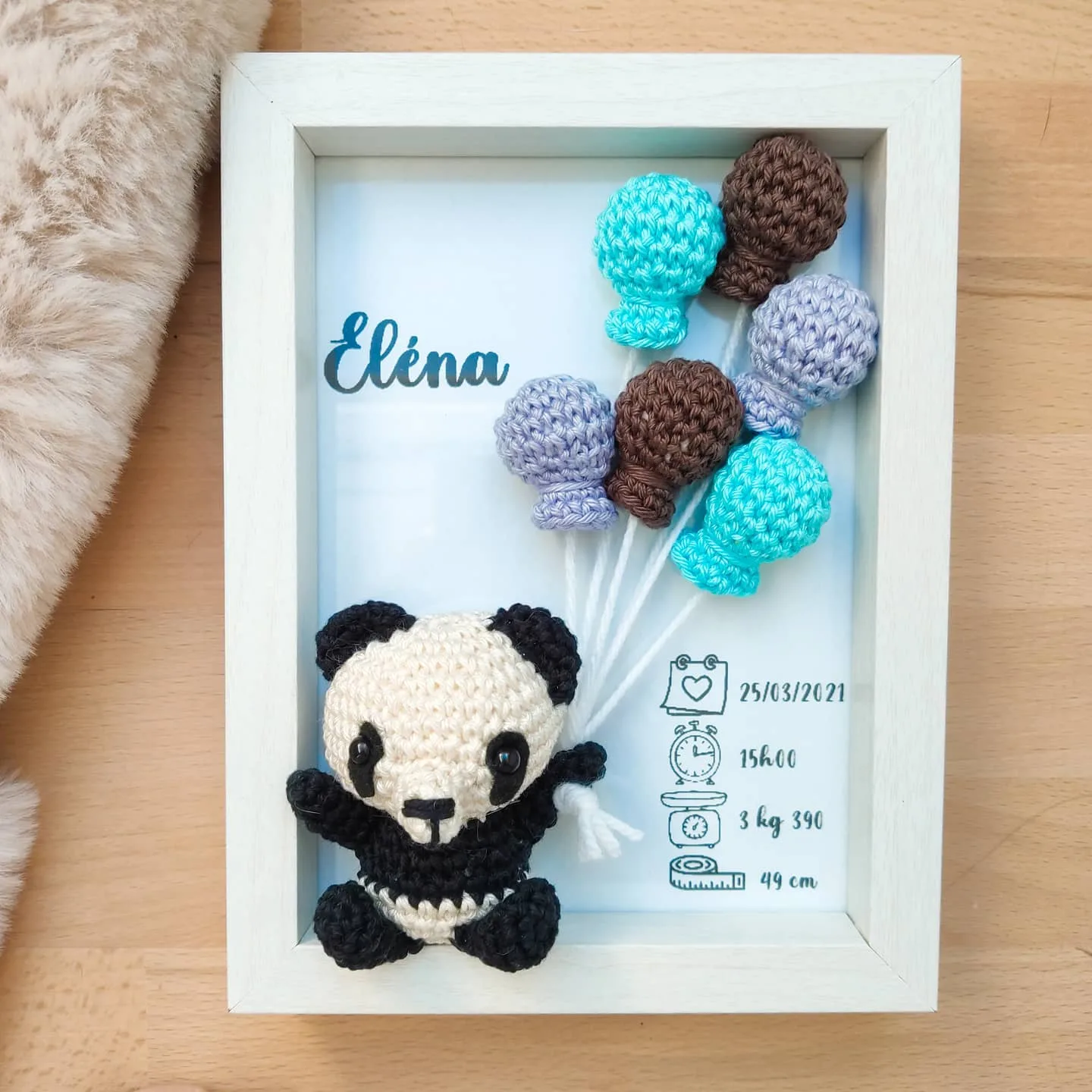 Cadre de naissance, fait main, avec un adorable panda en coton crocheté. Chaque section du cadre est personnalisée avec le prénom, la date et l'heure de naissance, le poids et la taille du bébé. Un souvenir et une décoration raffinée pour la chambre de bébé.