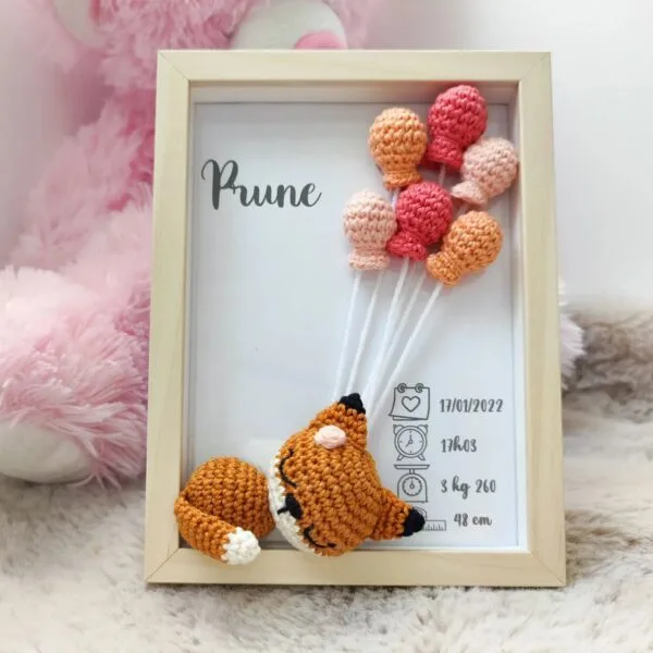 Cadre de naissance, fait main, avec un adorable renard en coton crocheté. Chaque section du cadre est personnalisée avec le prénom, la date et l'heure de naissance, le poids et la taille du bébé. Un souvenir et une décoration raffinée pour la chambre de bébé.