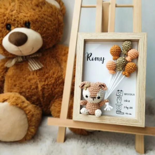 Cadre de naissance, fait main, avec une adorable biche en coton crocheté. Chaque section du cadre est personnalisée avec le prénom, la date et l'heure de naissance, le poids et la taille du bébé. Un souvenir et une décoration raffinée pour la chambre de bébé.
