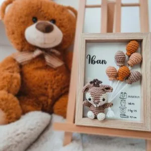 Cadre de naissance, fait main, avec un adorable cerf en coton crocheté. Chaque section du cadre est personnalisée avec le prénom, la date et l'heure de naissance, le poids et la taille du bébé. Un souvenir et une décoration raffinée pour la chambre de bébé.