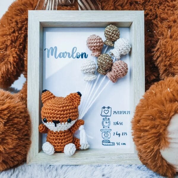 Cadre de naissance, fait main, avec un adorable renard en coton crocheté. Chaque section du cadre est personnalisée avec le prénom, la date et l'heure de naissance, le poids et la taille du bébé. Un souvenir et une décoration raffinée pour la chambre de bébé.