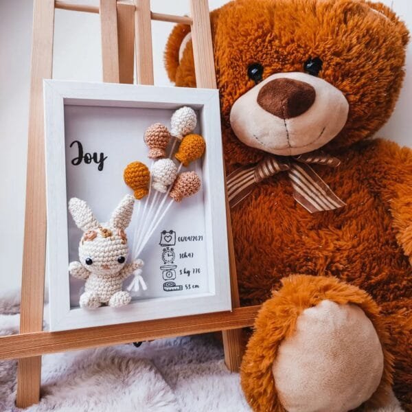 Cadre de naissance, fait main, avec un adorable lapin en coton crocheté. Chaque section du cadre est personnalisée avec le prénom, la date et l'heure de naissance, le poids et la taille du bébé. Un souvenir et une décoration raffinée pour la chambre de bébé.