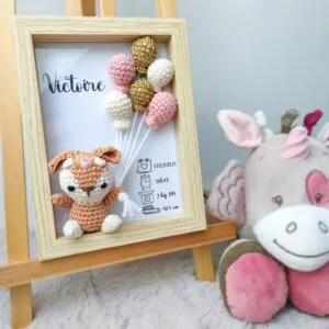Cadre de naissance, fait main, avec une adorable biche en coton crocheté. Chaque section du cadre est personnalisée avec le prénom, la date et l'heure de naissance, le poids et la taille du bébé. Un souvenir et une décoration raffinée pour la chambre de bébé.