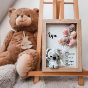 Cadre de naissance, fait main, avec un adorable koala en coton crocheté. Chaque section du cadre est personnalisée avec le prénom, la date et l'heure de naissance, le poids et la taille du bébé. Un souvenir et une décoration raffinée pour la chambre de bébé.