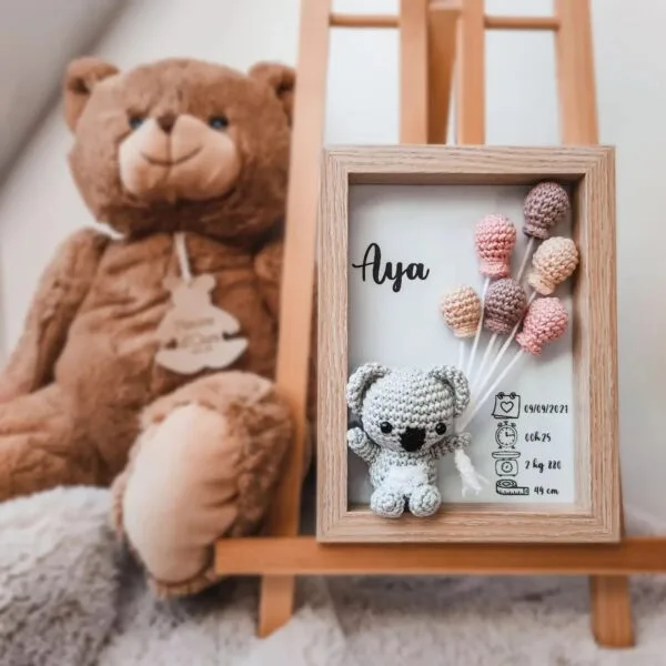 Cadre de naissance, fait main, avec un adorable koala en coton crocheté. Chaque section du cadre est personnalisée avec le prénom, la date et l'heure de naissance, le poids et la taille du bébé. Un souvenir et une décoration raffinée pour la chambre de bébé.