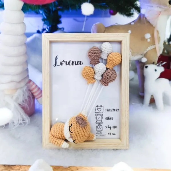 Cadre de naissance, fait main, avec un adorable renard en coton crocheté. Chaque section du cadre est personnalisée avec le prénom, la date et l'heure de naissance, le poids et la taille du bébé. Un souvenir et une décoration raffinée pour la chambre de bébé.