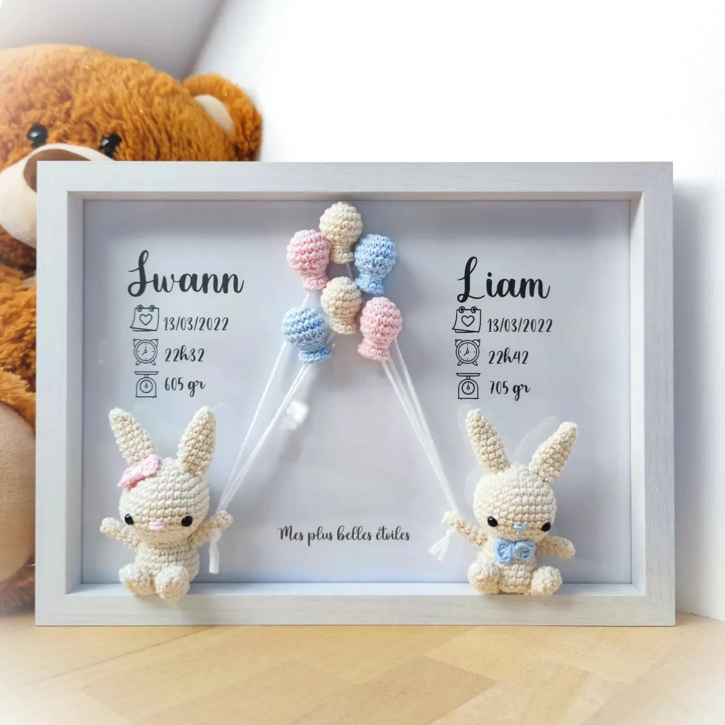 Cadre de naissance double, fait main, avec deux adorables petits lapins en coton crocheté. Chaque section du cadre est personnalisée avec le prénom, la date et l'heure de naissance, le poids et la taille du bébé. Un souvenir et une décoration raffinée pour la chambre de bébé.