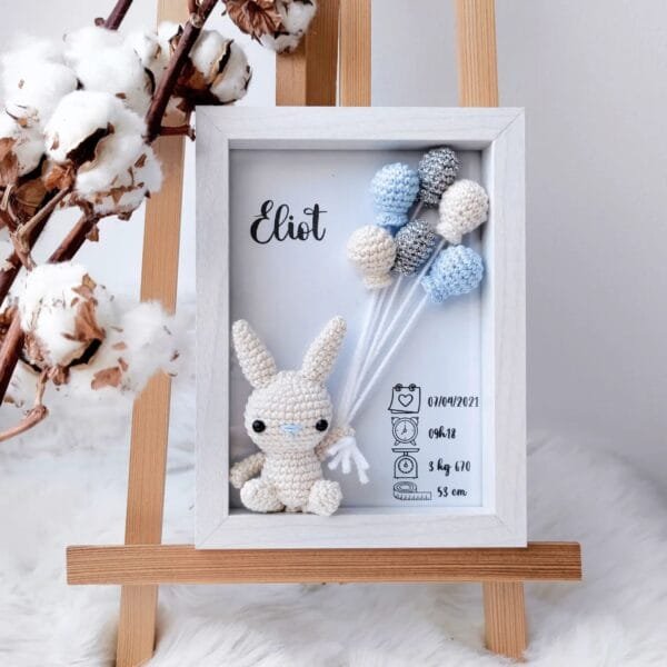 Cadre de naissance, fait main, avec un adorable lapin en coton crocheté. Chaque section du cadre est personnalisée avec le prénom, la date et l'heure de naissance, le poids et la taille du bébé. Un souvenir et une décoration raffinée pour la chambre de bébé.