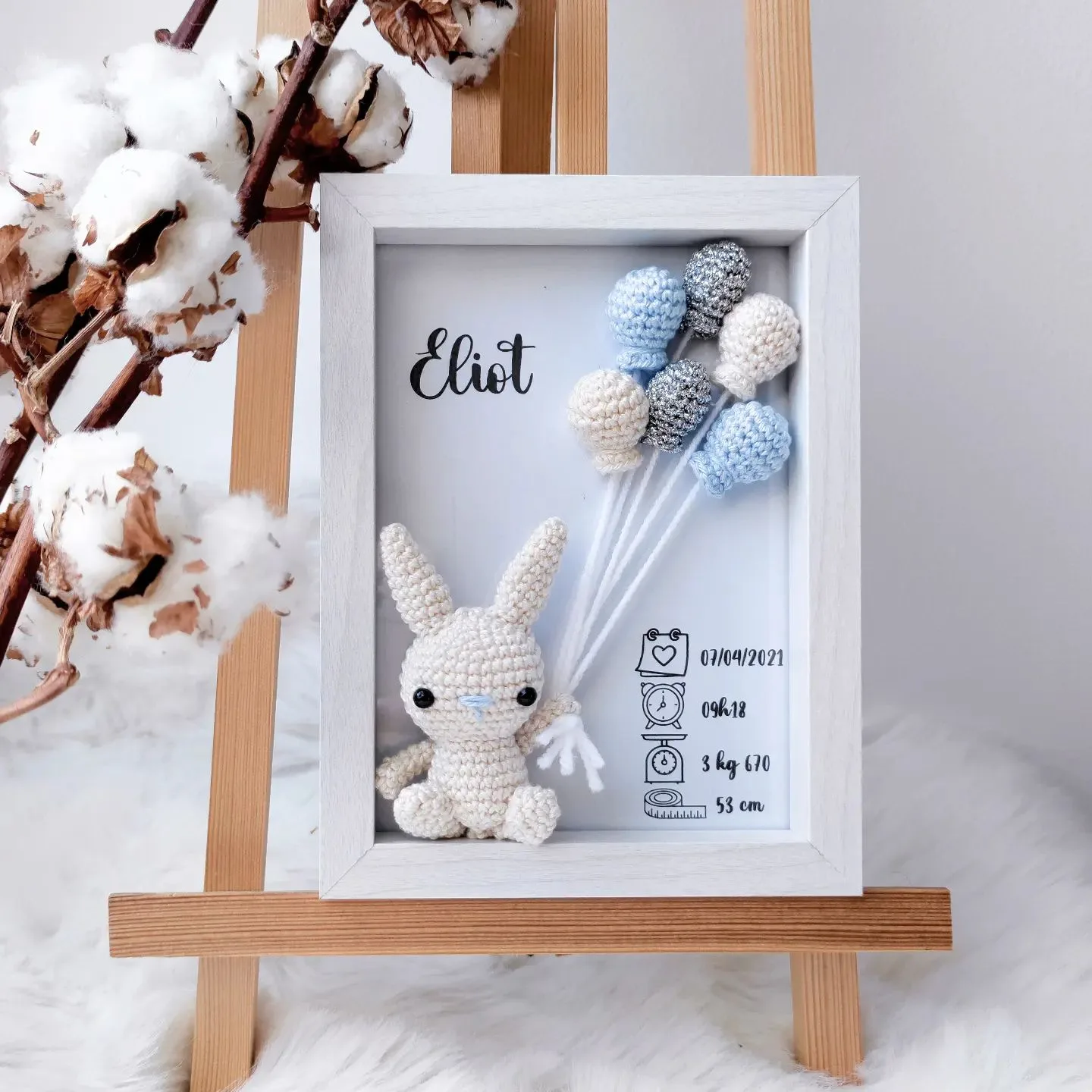 Cadre de naissance, fait main, avec un adorable lapin en coton crocheté. Chaque section du cadre est personnalisée avec le prénom, la date et l'heure de naissance, le poids et la taille du bébé. Un souvenir et une décoration raffinée pour la chambre de bébé.