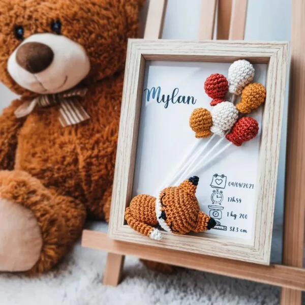 Cadre de naissance, fait main, avec un adorable renard en coton crocheté. Chaque section du cadre est personnalisée avec le prénom, la date et l'heure de naissance, le poids et la taille du bébé. Un souvenir et une décoration raffinée pour la chambre de bébé.