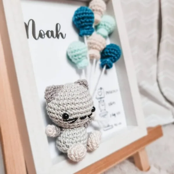 Cadre de naissance, fait main, avec un adorable chat en coton crocheté. Chaque section du cadre est personnalisée avec le prénom, la date et l'heure de naissance, le poids et la taille du bébé. Un souvenir et une décoration raffinée pour la chambre de bébé.