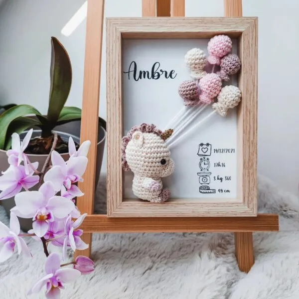 Cadre de naissance, fait main, avec une adorable licorne en coton crocheté. Chaque section du cadre est personnalisée avec le prénom, la date et l'heure de naissance, le poids et la taille du bébé. Un souvenir et une décoration raffinée pour la chambre de bébé.