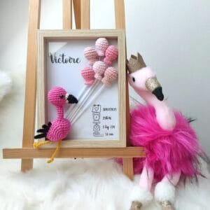 Cadre de naissance, fait main, avec un adorable flamant rose en coton crocheté. Chaque section du cadre est personnalisée avec le prénom, la date et l'heure de naissance, le poids et la taille du bébé. Un souvenir et une décoration raffinée pour la chambre de bébé.