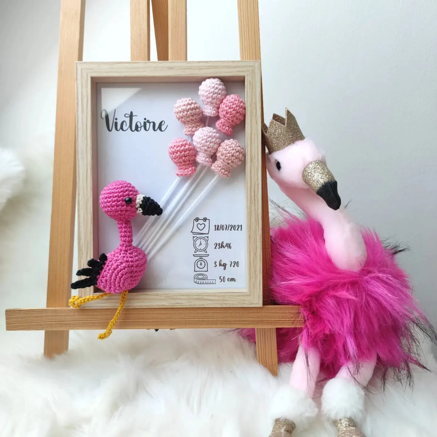 Cadre de naissance, fait main, avec un adorable flamant rose en coton crocheté. Chaque section du cadre est personnalisée avec le prénom, la date et l'heure de naissance, le poids et la taille du bébé. Un souvenir et une décoration raffinée pour la chambre de bébé.