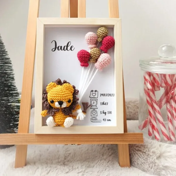 Cadre de naissance, fait main, avec un adorable lion en coton crocheté. Chaque section du cadre est personnalisée avec le prénom, la date et l'heure de naissance, le poids et la taille du bébé. Un souvenir et une décoration raffinée pour la chambre de bébé.