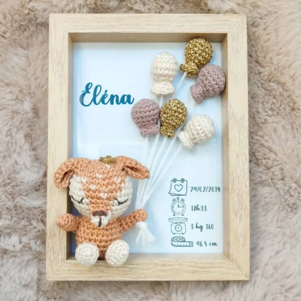 Cadre de naissance, fait main, avec une adorable biche en coton crocheté. Chaque section du cadre est personnalisée avec le prénom, la date et l'heure de naissance, le poids et la taille du bébé. Un souvenir et une décoration raffinée pour la chambre de bébé.