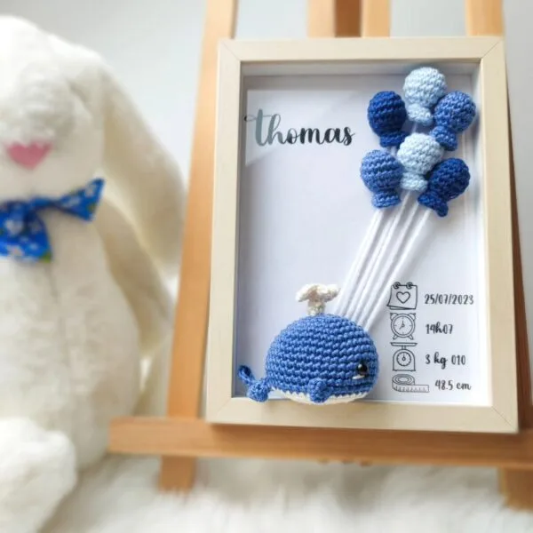 Cadre de naissance, fait main, avec une adorable baleine en coton crocheté. Chaque section du cadre est personnalisée avec le prénom, la date et l'heure de naissance, le poids et la taille du bébé. Un souvenir et une décoration raffinée pour la chambre de bébé.