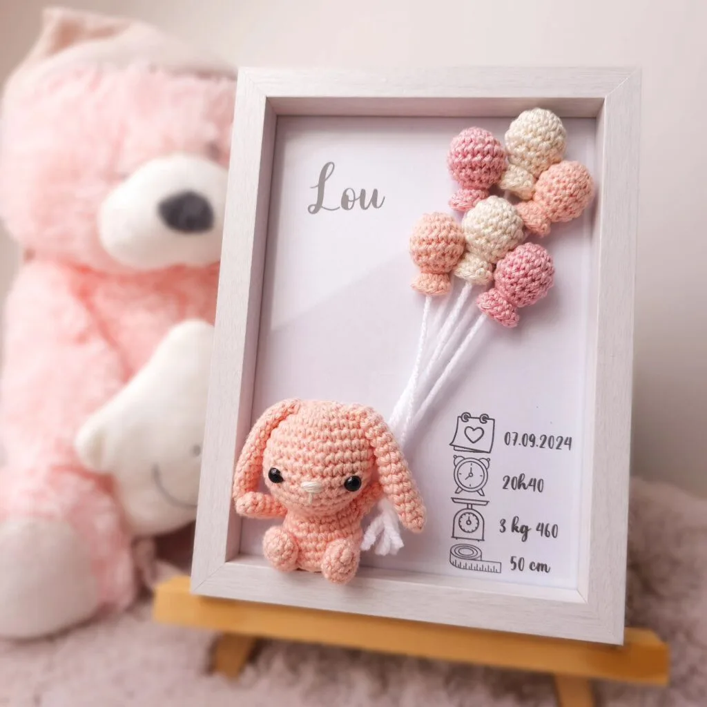 Cadre de naissance en bois, réalisé au crochet, personnalisé avec les informations du bébé : prénom, date, heure, poids et taille.