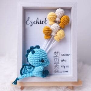 Cadre de naissance, fait main, avec un adorable dragon en coton crocheté. Chaque section du cadre est personnalisée avec le prénom, la date et l'heure de naissance, le poids et la taille du bébé. Un souvenir et une décoration raffinée pour la chambre de bébé.