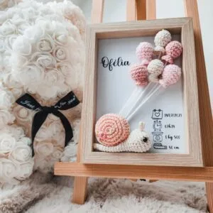 Cadre de naissance, fait main, avec un escargot adorable en coton crocheté. Chaque section du cadre est personnalisée avec le prénom, la date et l'heure de naissance, le poids et la taille du bébé. Un souvenir et une décoration raffinée pour la chambre de bébé.