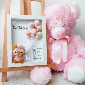 Cadre de naissance, fait main, avec un adorable pingouin en coton crocheté. Chaque section du cadre est personnalisée avec le prénom, la date et l'heure de naissance, le poids et la taille du bébé. Un souvenir et une décoration raffinée pour la chambre de bébé.