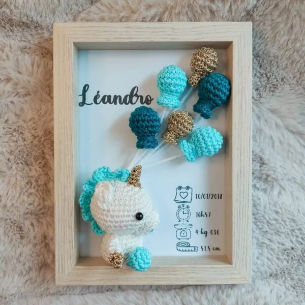 Cadre de naissance, fait main, avec une adorable licorne en coton crocheté. Chaque section du cadre est personnalisée avec le prénom, la date et l'heure de naissance, le poids et la taille du bébé. Un souvenir et une décoration raffinée pour la chambre de bébé.