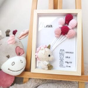 Cadre de naissance, fait main, avec une adorable licorne en coton crocheté. Chaque section du cadre est personnalisée avec le prénom, la date et l'heure de naissance, le poids et la taille du bébé. Un souvenir et une décoration raffinée pour la chambre de bébé.