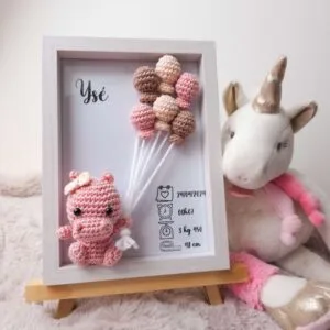 Cadre de naissance, fait main, avec un adorable petits hippopotame en coton crocheté. Chaque section du cadre est personnalisée avec le prénom, la date et l'heure de naissance, le poids et la taille du bébé. Un souvenir et une décoration raffinée pour la chambre de bébé.