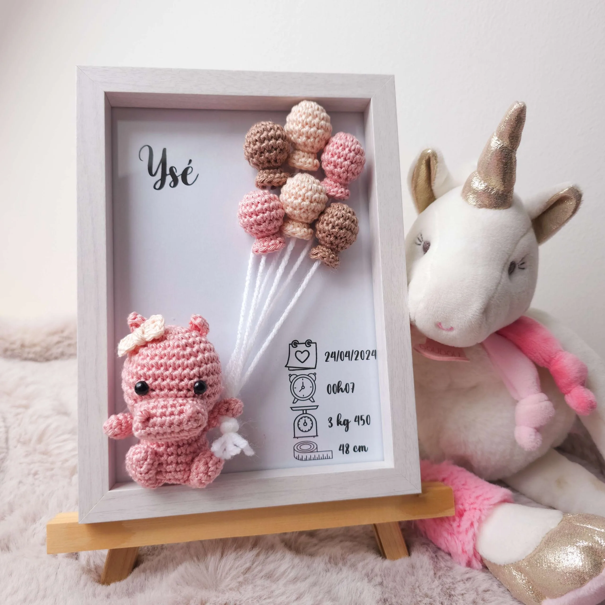 Cadre de naissance, fait main, avec un adorable petits hippopotame en coton crocheté. Chaque section du cadre est personnalisée avec le prénom, la date et l'heure de naissance, le poids et la taille du bébé. Un souvenir et une décoration raffinée pour la chambre de bébé.