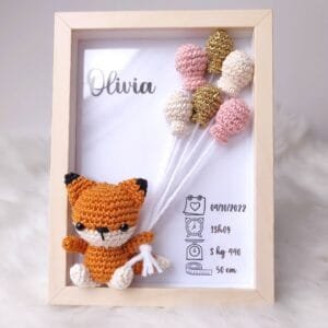 Cadre de naissance, fait main, avec un adorable renard en coton crocheté. Chaque section du cadre est personnalisée avec le prénom, la date et l'heure de naissance, le poids et la taille du bébé. Un souvenir et une décoration raffinée pour la chambre de bébé.