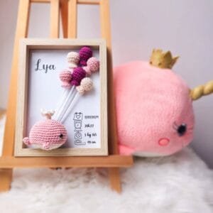 Cadre de naissance, fait main, avec une adorable baleine en coton crocheté. Chaque section du cadre est personnalisée avec le prénom, la date et l'heure de naissance, le poids et la taille du bébé. Un souvenir et une décoration raffinée pour la chambre de bébé.
