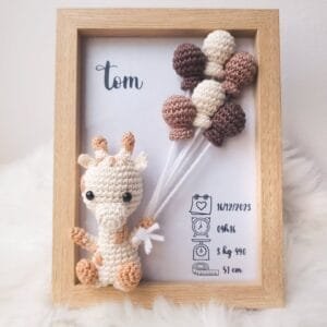 Cadre de naissance, fait main, avec une adorable girafe en coton crocheté. Chaque section du cadre est personnalisée avec le prénom, la date et l'heure de naissance, le poids et la taille du bébé. Un souvenir et une décoration raffinée pour la chambre de bébé.