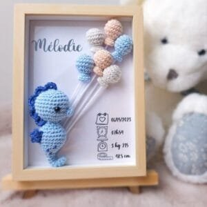 Cadre de naissance, fait main, avec un adorable hippocampe en coton crocheté. Chaque section du cadre est personnalisée avec le prénom, la date et l'heure de naissance, le poids et la taille du bébé. Un souvenir et une décoration raffinée pour la chambre de bébé.