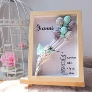 Cadre de naissance, fait main, avec un adorable colibri en coton crocheté. Chaque section du cadre est personnalisée avec le prénom, la date et l'heure de naissance, le poids et la taille du bébé. Un souvenir et une décoration raffinée pour la chambre de bébé.
