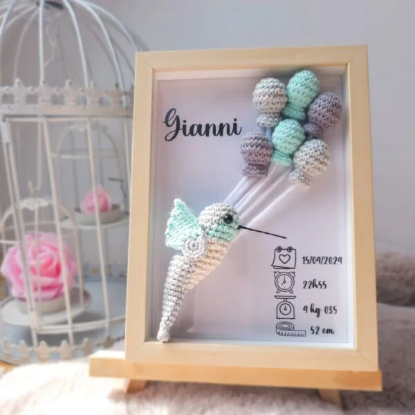 Cadre de naissance, fait main, avec un adorable colibri en coton crocheté. Chaque section du cadre est personnalisée avec le prénom, la date et l'heure de naissance, le poids et la taille du bébé. Un souvenir et une décoration raffinée pour la chambre de bébé.