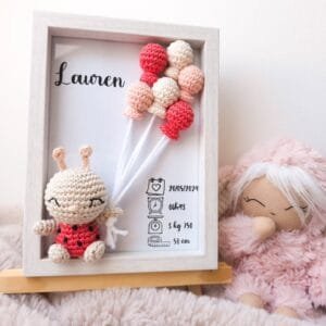 Cadre de naissance, fait main, avec une adorable coccinelle en coton crocheté. Chaque section du cadre est personnalisée avec le prénom, la date et l'heure de naissance, le poids et la taille du bébé. Un souvenir et une décoration raffinée pour la chambre de bébé.