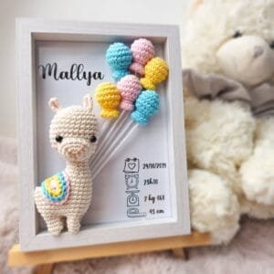Cadre de naissance, fait main, avec un adorable lama en coton crocheté. Chaque section du cadre est personnalisée avec le prénom, la date et l'heure de naissance, le poids et la taille du bébé. Un souvenir et une décoration raffinée pour la chambre de bébé.