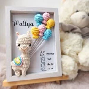 Cadre de naissance, fait main, avec un adorable lama en coton crocheté. Chaque section du cadre est personnalisée avec le prénom, la date et l'heure de naissance, le poids et la taille du bébé. Un souvenir et une décoration raffinée pour la chambre de bébé.