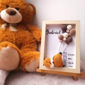 Cadre de naissance, fait main, avec un adorable renard en coton crocheté. Chaque section du cadre est personnalisée avec le prénom, la date et l'heure de naissance, le poids et la taille du bébé. Un souvenir et une décoration raffinée pour la chambre de bébé.