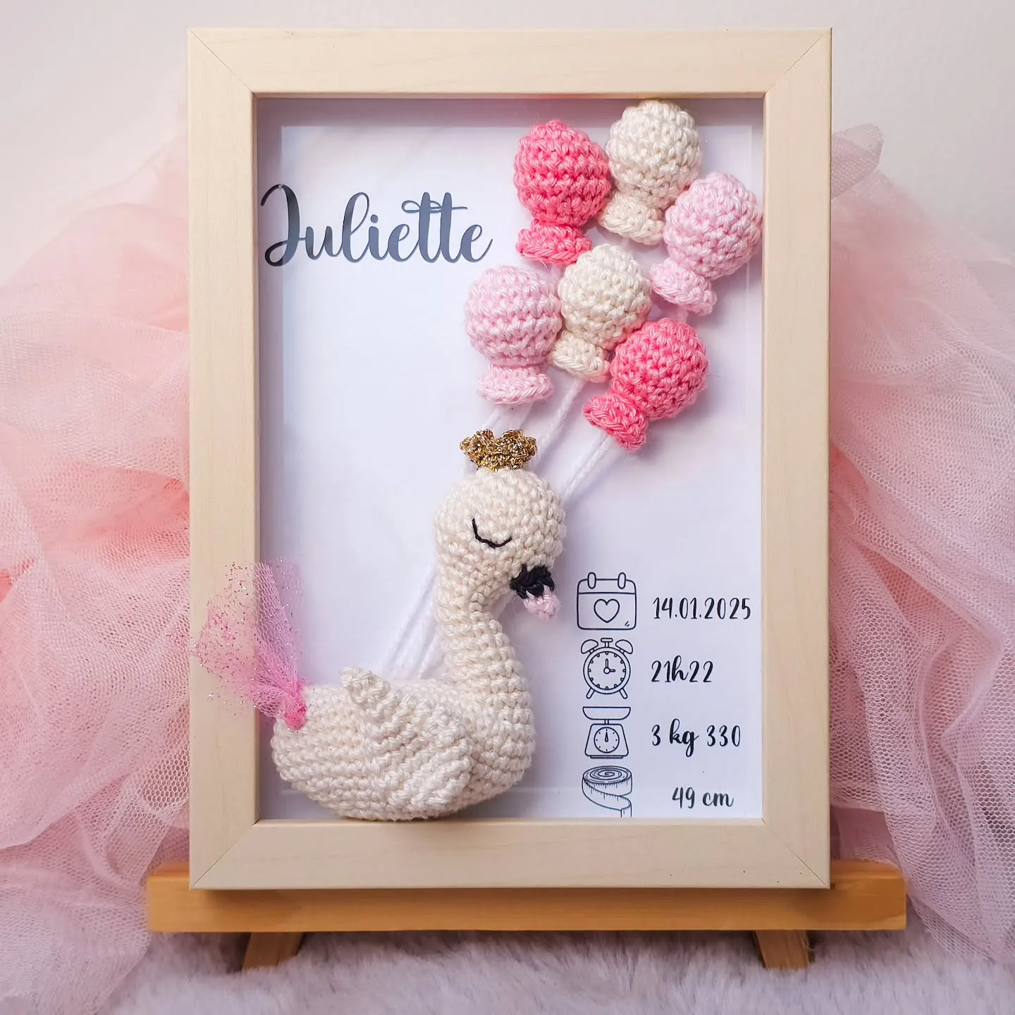 Cadre de naissance, fait main, avec un adorable cygne et son tutu en coton crocheté. Chaque section du cadre est personnalisée avec le prénom, la date et l'heure de naissance, le poids et la taille du bébé. Un souvenir et une décoration raffinée pour la chambre de bébé.