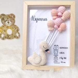 Cadre de naissance, fait main, avec un adorable cygne en coton crocheté. Chaque section du cadre est personnalisée avec le prénom, la date et l'heure de naissance, le poids et la taille du bébé. Un souvenir et une décoration raffinée pour la chambre de bébé.